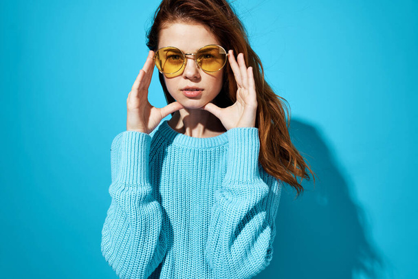 眼鏡感情の陽気な女性ブルーセータークローズアップライフスタイル - 写真・画像