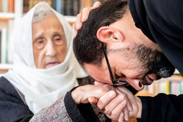 familia árabe disfrutar de la celebración eid con la abuela mientras se ríen juntos - Foto, imagen