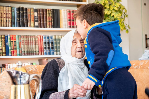 familia árabe disfrutar de la celebración eid con la abuela mientras se ríen juntos - Foto, imagen