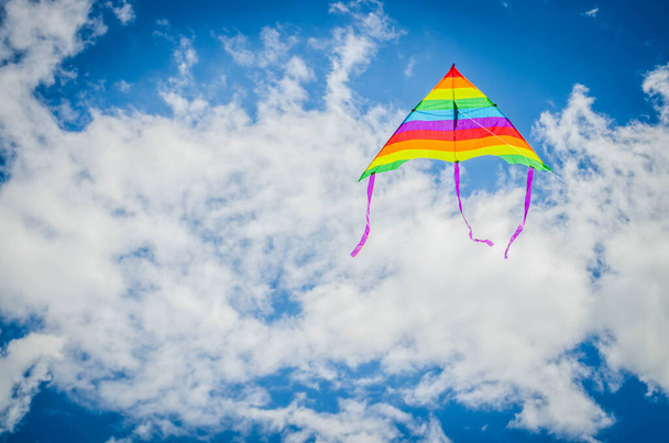 凧は雲の中を飛ぶ。自由 - 写真・画像