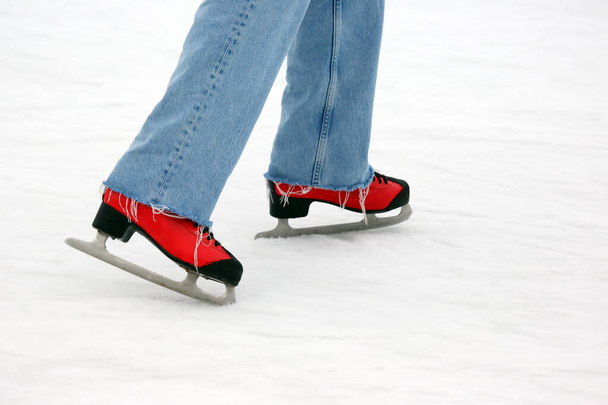 stopy w czerwonych łyżwach na lodowisku. hobby i wypoczynek. sporty zimowe - Zdjęcie, obraz