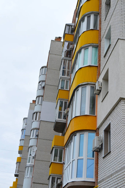 Высотный городской элитный дом с балконами - Фото, изображение