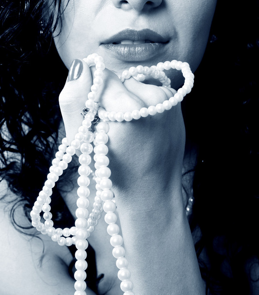 Gyöngy nyakláncos nő - Fotó, kép
