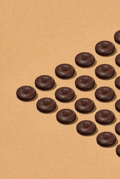 Creatief minimaal ontwerp. 3d maken chocolade donuts in isometrie verticale beige ruimte. Restaurant, bakkerij snoepwinkel, food delivery concept kunst. Donuts minnaar - Foto, afbeelding