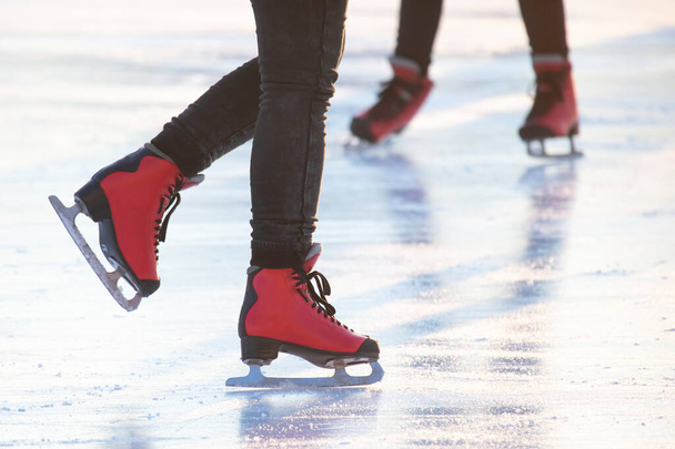 pés em patins vermelhos em uma pista de gelo. hobbies e lazer. esportes de inverno - Foto, Imagem