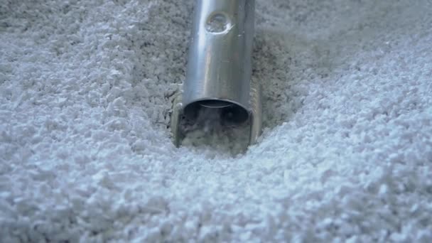 Stofzuiger slang zuigen witte maagd kunststof granulaat uit tank in fabriek werkplaats - Video