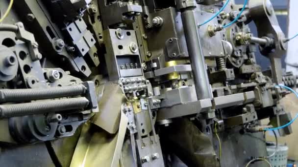 Przemysłowa obróbka metali produkcji części tłoczenia, klipsy, zaciski, formy drutu z dużą prędkością, wysoka precyzja, Maszyna CNC drutu tworzących przemysł - Materiał filmowy, wideo