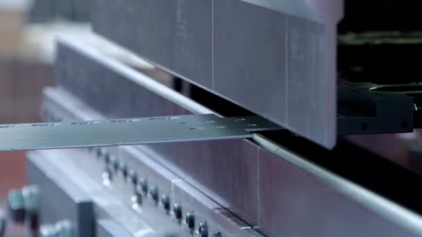 Pracovník ohýbání plechu proces ohýbání plechu stroje pro sběrnici výrobu dílů, ocelové skládání se strojem - Záběry, video
