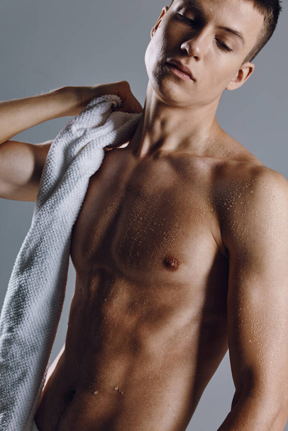 спортивный человек с полотенцем на плечах тренировки обрезанный вид крупным планом - Фото, изображение