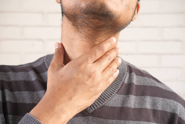 непризнанный человек страдает от боли в горле близко  - Фото, изображение