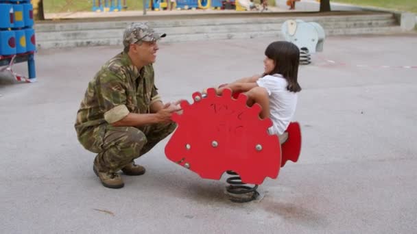 Militaire papa jouer avec actif enfant à l'extérieur - Séquence, vidéo