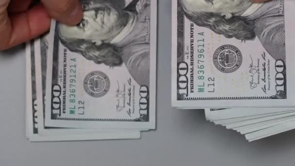 Крупним планом руки людини рахують долари паперові банкноти гроші. Оплата готівкою. Світова економічна криза
. - Кадри, відео