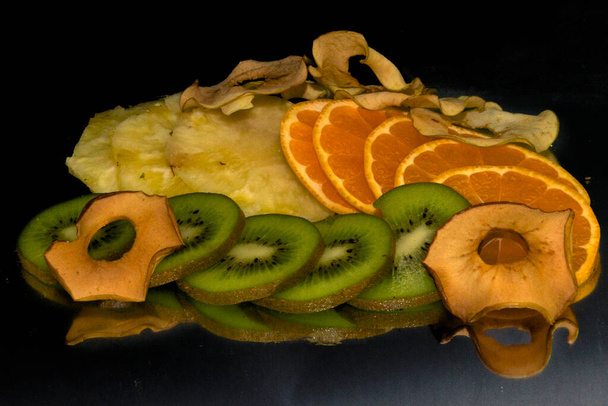 Група нарізаних фруктів на столі
 - Фото, зображення