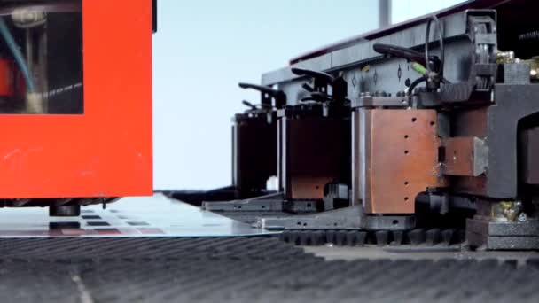 Rotación CNC punzonado máquina mordisqueadora en acción. Máquina industrial perforadora de metal - Imágenes, Vídeo