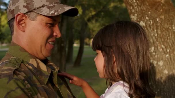 Szczęśliwy wojskowy tatuś trzyma małą córkę w ramionach - Materiał filmowy, wideo