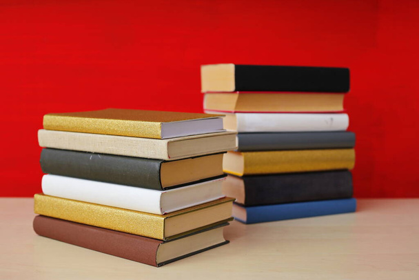 pila de libros sobre fondo rojo - Foto, Imagen