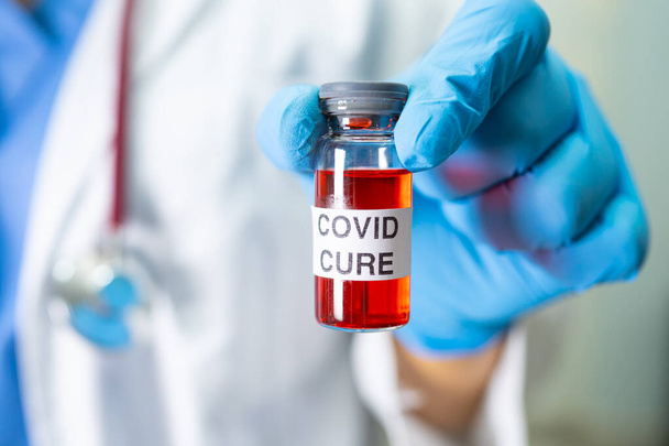 Covid-19 Coronavirus-Impfstoff-Entwicklung medizinischer Einsatz für die Behandlung von Krankheitspatienten im Krankenhaus. - Foto, Bild