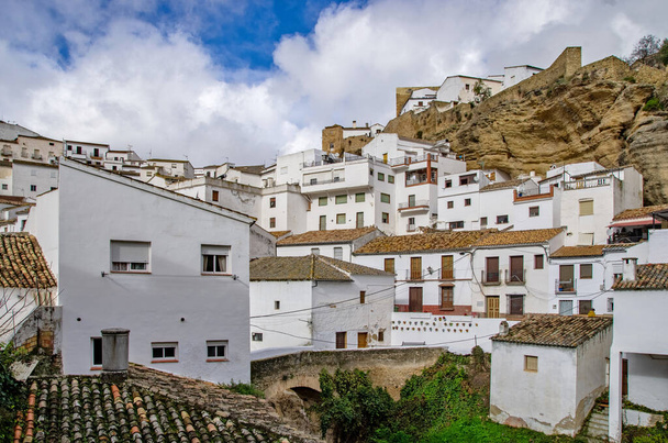 Vila branca tradicional no interior da Espanha. Chama-se Pueblos Blancos em espanhol. Casas brancas nas rochas.  - Foto, Imagem