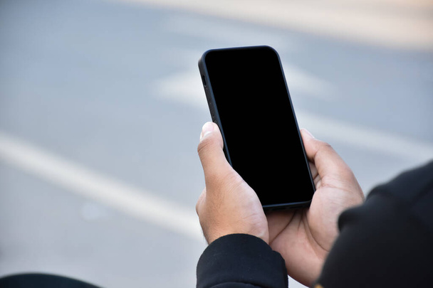 Prázdný dotykový mobilní telefon v ruce s rozmazaným pozadím, koncept pro použití sociálních aplikací a on-line podnikání všude - Fotografie, Obrázek