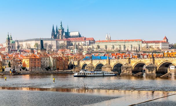 vue sur le château de Prague et le pont de Charles - Photo, image