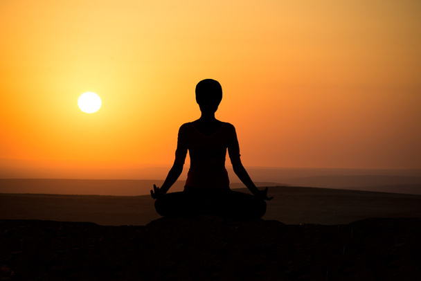 Відкритий схід сонця йога дівчина
 - Фото, зображення