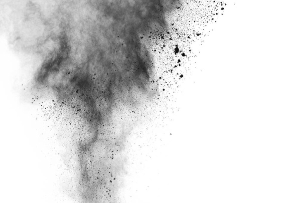 σωματίδια άνθρακα σε λευκό φόντο, αφηρημένη σκόνη πιτσιλισμένη σε λευκό φόντο, Παγώστε την κίνηση της μαύρης σκόνης εκρήγνυται ή ρίχνοντας μαύρη σκόνη. - Φωτογραφία, εικόνα