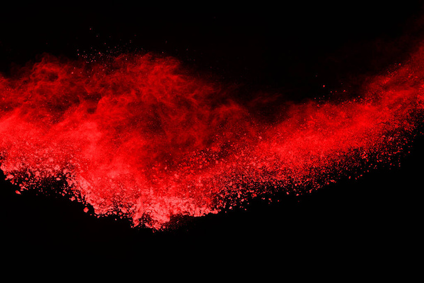 abstrakcyjna eksplozja czerwonego proszku na czarnym tle.abstrakcyjny czerwony proszek rozbryzgany na czarnym tle. Zamrozić ruch czerwonego proszku eksplodującego. - Zdjęcie, obraz
