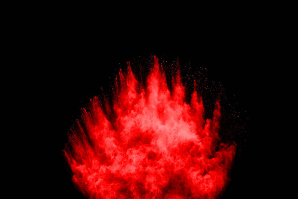 αφηρημένη έκρηξη κόκκινης σκόνης σε μαύρο φόντο.αφηρημένη κόκκινη σκόνη πιτσιλισμένη σε μαύρο φόντο. Παγωμένη κίνηση κόκκινης σκόνης που εκρήγνυται. - Φωτογραφία, εικόνα