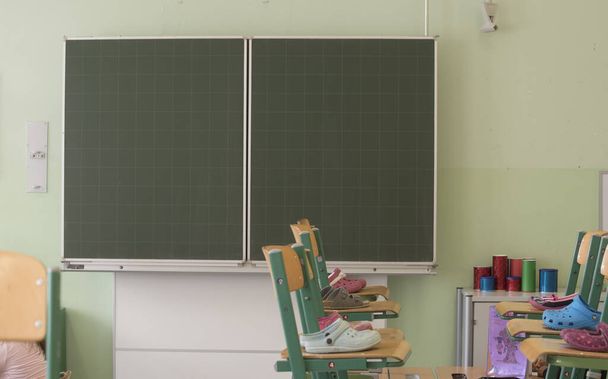 una sala de clase vacía en una escuela durante las vacaciones - Foto, imagen