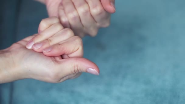 femme montre ses mains, soin des mains, manucure, santé femme - Séquence, vidéo