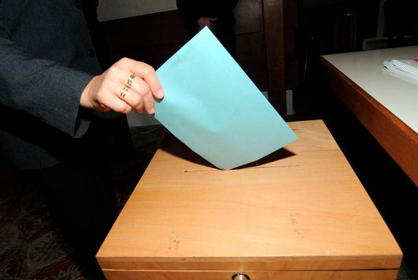 volební urna v volební místnosti, volby v demokracii - Fotografie, Obrázek