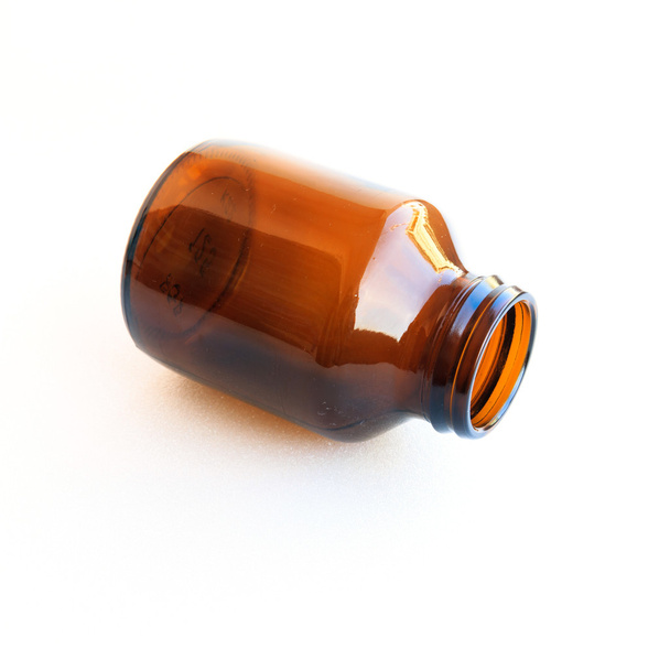 frasco de medicina de vidro marrom velho isolado no branco
 - Foto, Imagem
