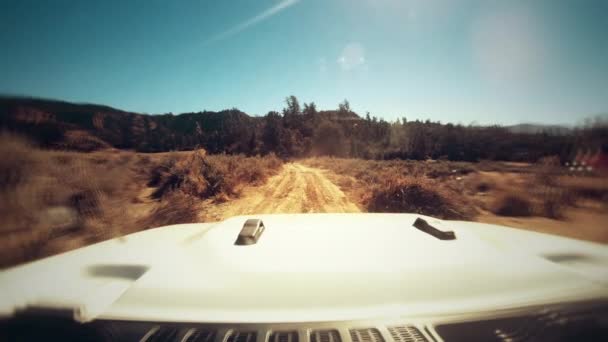 Stilisierte Dashcam in Zeitlupe unterwegs auf einem Feldweg in der kalifornischen Wildnis - Filmmaterial, Video