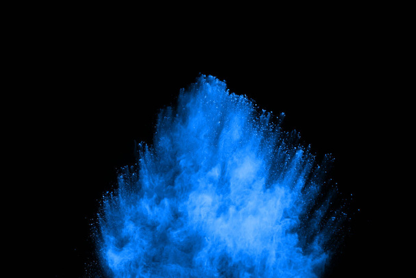 abstracto polvo azul salpicado fondo, congelar el movimiento del polvo de color que explota / tirar polvo de color, textura de brillo de color sobre fondo negro. - Foto, Imagen