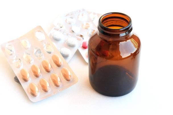 tabletki w blistrach na białym tle - Zdjęcie, obraz