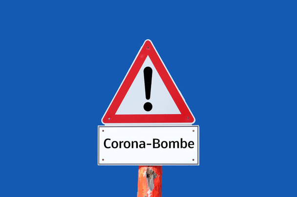 Panneau d'avertissement de bombe Corona sur fond bleu en allemand - Photo, image
