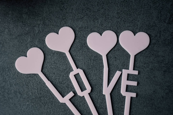 Pembe harfler gri arkaplanda aşk metni. Sevgililer Günü konsepti, üst görünüm - Fotoğraf, Görsel