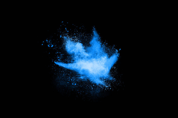 αφηρημένη μπλε σκόνη πιτσιλισμένο φόντο, Πάγωμα κίνηση της σκόνης χρώμα έκρηξη / ρίψη σκόνη χρώματος, χρώμα glitter υφή σε μαύρο φόντο. - Φωτογραφία, εικόνα