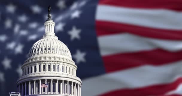 El Capitolio de los Estados Unidos con la borrosa bandera americana ondeando en el fondo. Concepto de democracia y patriotismo - Metraje, vídeo