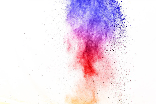 αφηρημένη σκόνη πιτσιλισμένο φόντο. Πολύχρωμη έκρηξη σκόνης σε λευκό φόντο. Χρωματιστό σύννεφο. Πολύχρωμη σκόνη εκραγεί. Βαφή Holi. - Φωτογραφία, εικόνα