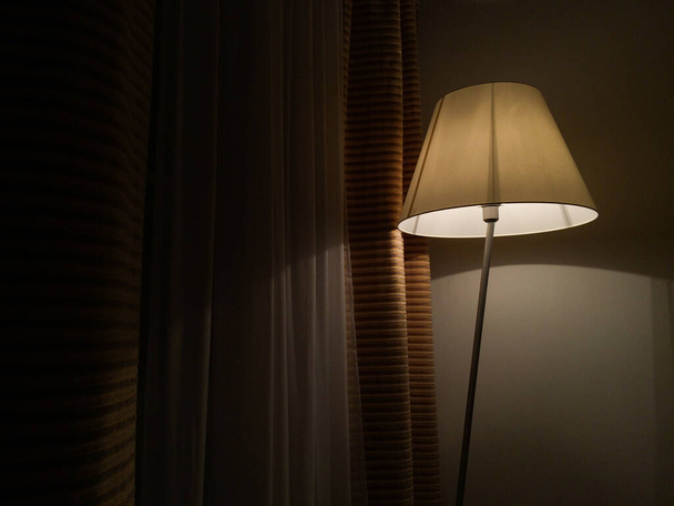 Lámpara de pie junto a la cortina - Foto, Imagen