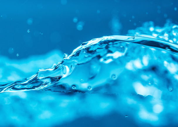 Fond d'eau bleue avec éclaboussures et bulles
  - Photo, image