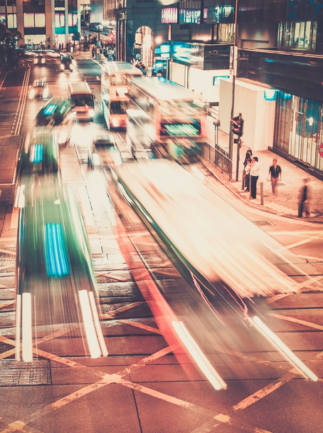 Carros em movimento rápido à noite na cidade moderna
 - Foto, Imagem