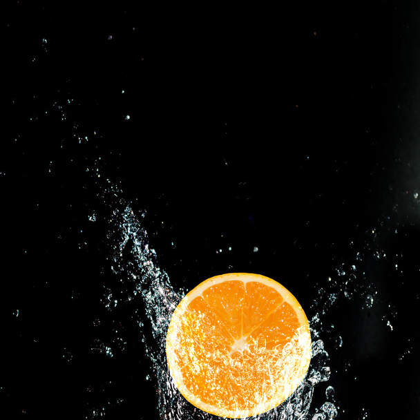 オレンジと水滴 - 写真・画像