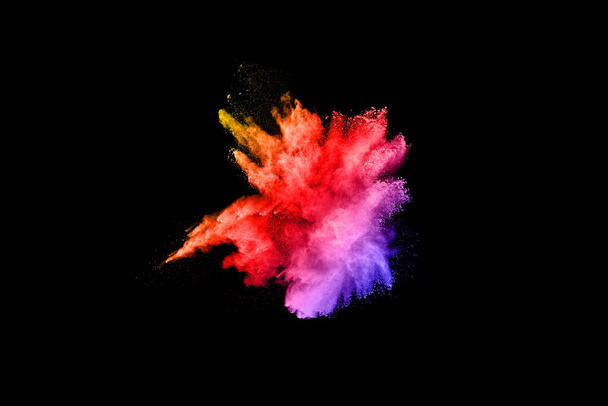 黒の背景に抽象的な色の塵爆発。抽象的な粉体メッキ背景、色の粉の爆発/投げ色の粉の凍結運動、多色の輝きのテクスチャ. - 写真・画像