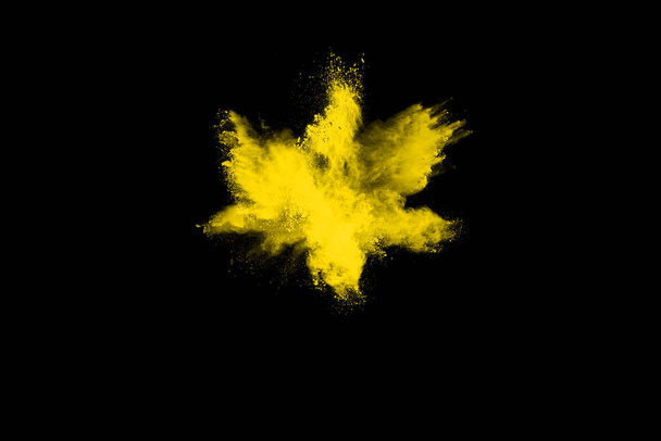 Beyaz arka planda izole edilmiş sarı barutun patlaması hareketsiz. Sarı toz bulutunun soyut tasarımı. Parçacık patlaması ekran koruyucusu, duvar kağıdı - Fotoğraf, Görsel