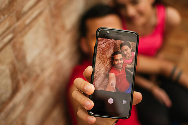  Pariskunta ottaa selfien matkapuhelimen kanssa - Valokuva, kuva