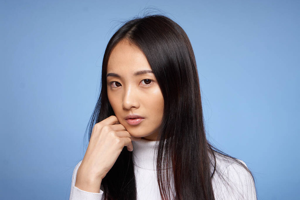 bruna asiatico toccare faccia con mano trucco modello bianco maglione - Foto, immagini