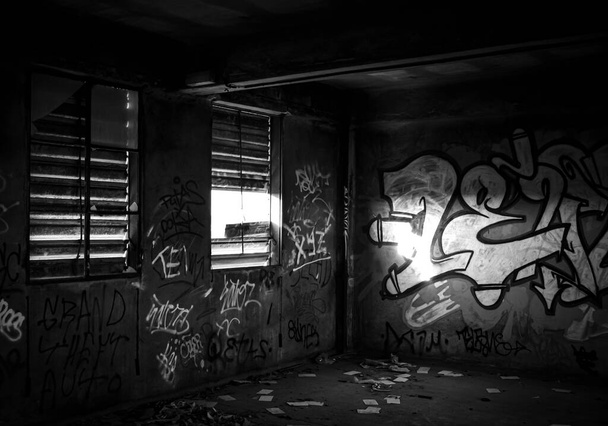 Sala de fábrica abandonada en blanco y negro. - Foto, imagen