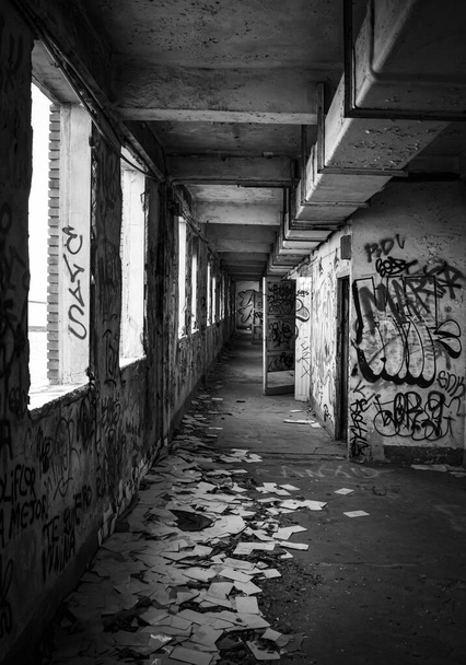 廃工場の黒と白の回廊. - 写真・画像